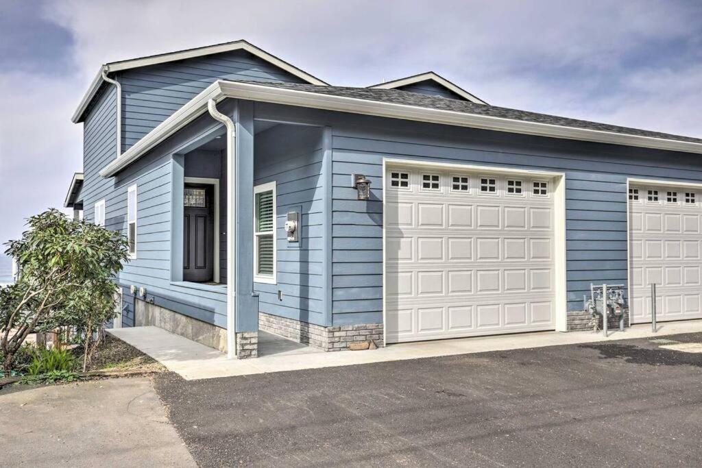 Modern Oregon Retreat W/ Deck, Hot Tub, Ocean View Depoe Bay Εξωτερικό φωτογραφία
