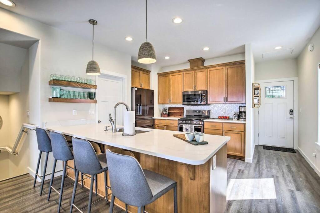 Modern Oregon Retreat W/ Deck, Hot Tub, Ocean View Depoe Bay Εξωτερικό φωτογραφία